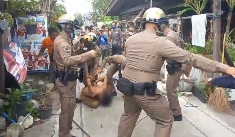 ตำรวจ สน.หัวหมาก นำกำลังล้อมจับ หนุ่มคลั่ง ไล่แทงคนในชุมชนย่านสะพานสูง กรุงเทพฯ เสียชีวิต 1 ราย บาดเจ็บอีก
