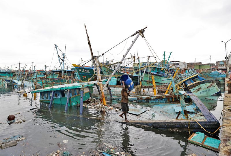 พัดถล่ม บ้านเรือนพังยับ-เกือบหมื่นหนีตาย!