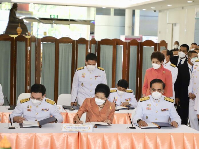 นายกรัฐมนตรีและภริยา พร้อมคณะรัฐมนตรี ลงนามถวายพระพร เจ้าฟ้าพัชรกิติยาภา