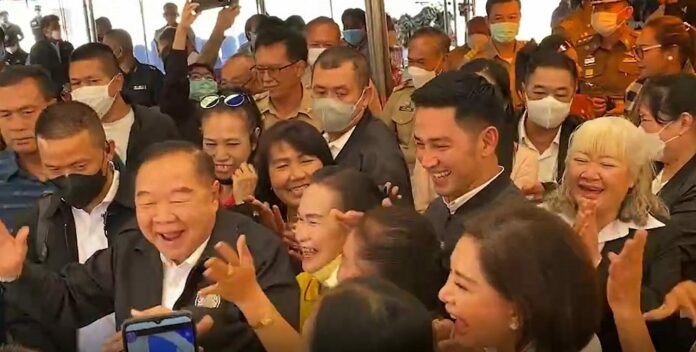 พล.อ.ประวิตร วงษ์สุวรรณ รองนายกรัฐมนตรี ในฐานะ ผอ.กองอำนวยการน้ำแห่งชาติ (กอนช.)