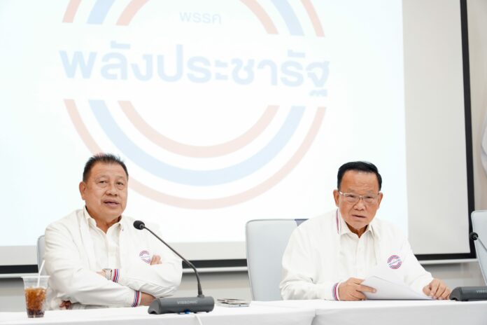 นายสันติ พร้อมพัฒน์ รมช.คลัง ในฐานะเลขาธิการพรรค พร้อมด้วยนายวิรัช รัตนเศรษฐ ส.ส.บัญชีรายชื่อ ในฐานะรองหัวหน้าพรรค