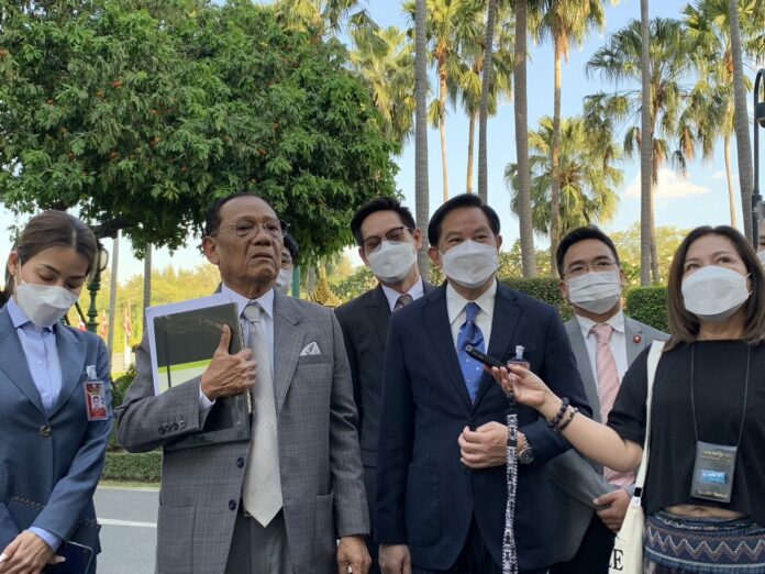 นายพีระพันธุ์ สาลีรัฐวิภาค เลขาธิการนายกรัฐมนตรี และนายไตรรงค์ สุวรรณคีรี ที่ปรึกษานายกฯ