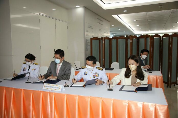เพื่อไทย ถวายแจกันดอกไม้ และลงนามถวายพระพร เจ้าฟ้าพัชรกิติยาภา