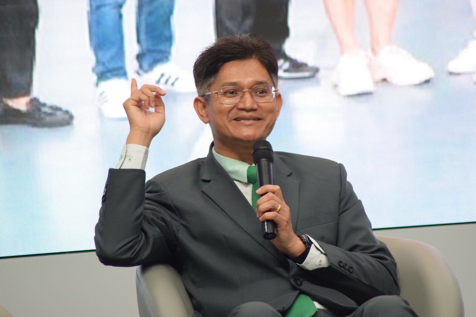 รองศาสตราจารย์ ดร.ธวัชชัย อ่อนจันทร์ ผู้อำนวยการ สทน. 