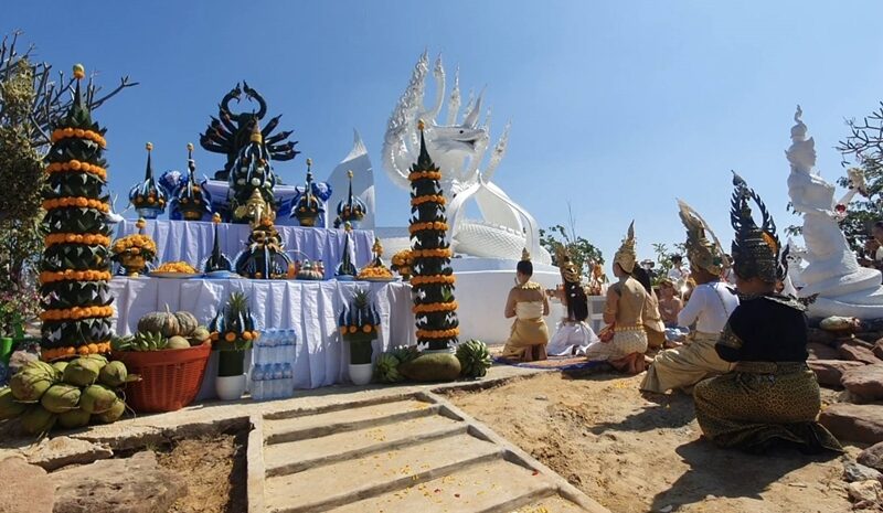 ชาวโคราช แห่ร่วมพิธีบวงสรวง องค์ปู่พญานาคเผือก 11 เศียร ส่องเลขเด็ดหางประทัดหมื่นนัด บูชาท้าวเวสสุวรรณ