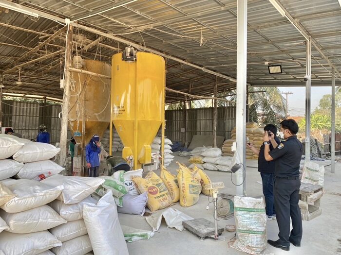 ปศุสัตว์ ไซเบอร์ นำกำลังเจ้าหน้าที่บุกจับ โรงงานขายอาหารวัว ผสมสารเร่งเนื้อแดง อ้างเป็น "ขนมวัวและยากินเก่ง"