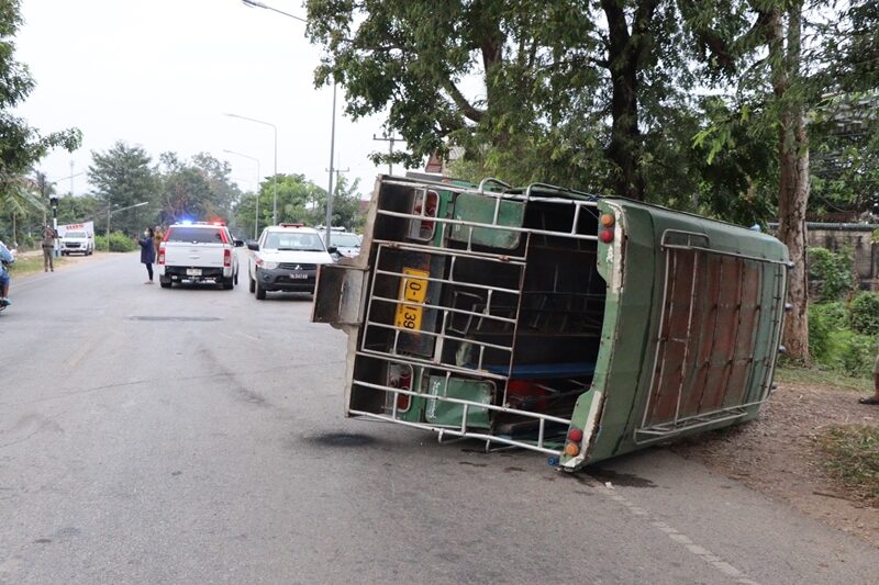 รถรับส่งนักเรียน เสียหลักพลิกคว่ำ นักเรียนบาดเจ็บ 17 ราย เจ้าหน้าที่เร่งช่วยเหลือนำส่งโรงพยาบาล