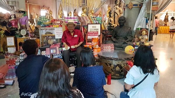 ชาวบ้าน แห่กราบไหว้ขอพรสิ่งศักดิ์สิทธิ์ วัดสว่างอารมณ์ แคแถว จ.นครปฐม ส่องอ่างน้ำมนต์ ตาทองงิ้วราย