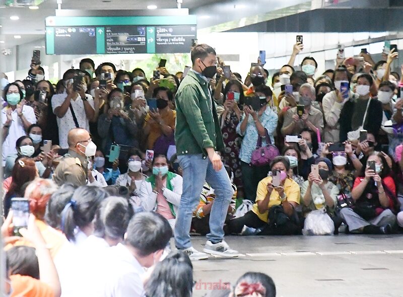 เจ้าฟ้าทีปังกรฯ เสด็จพระราชดำเนินลงจากอาคารภูมิสิริมังคลานุสรณ์ ทรงมีปฏิสันถารกับประชาชนที่มาเฝ้ารอรับเสด็จ