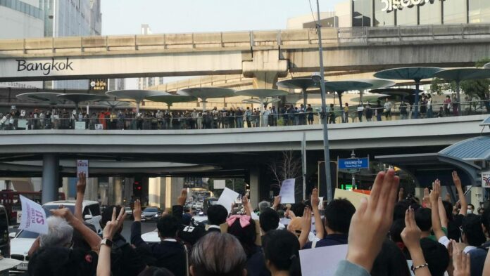 ยืนหยุดขัง 112 ชั่วโมง มวลชนพรึบ สกายวอล์ก ชู 3 นิ้ว-ป้ายหนุน ‘ตะวัน-แบม’ 
