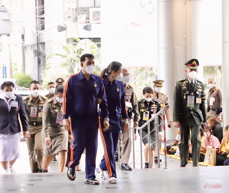 ในหลวง พระราชินี เสด็จฯไปทรงเยี่ยมพระอาการประชวร เจ้าฟ้าพัชรกิติยาภา ณ รพ.จุฬาฯ