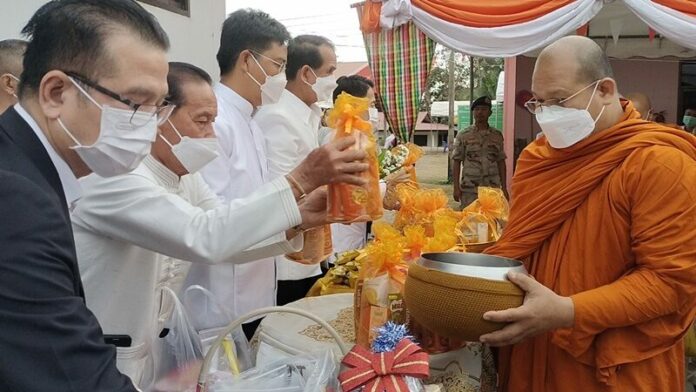 ใส่บาตร