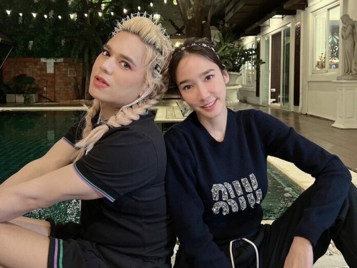 อั้ม แจ้ง