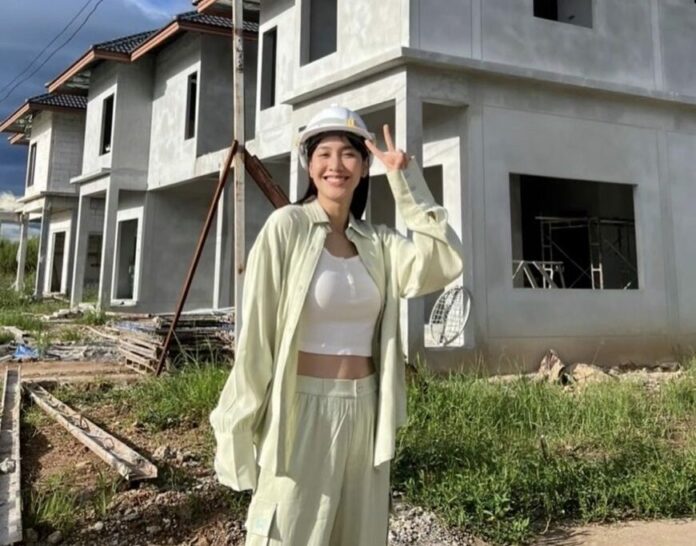 มิน โผล่ไซต์ก่อสร้าง