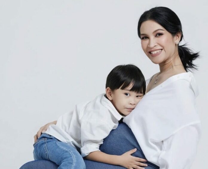 อี๊ฟ พุทธธิดา ทำงานไม่พัก