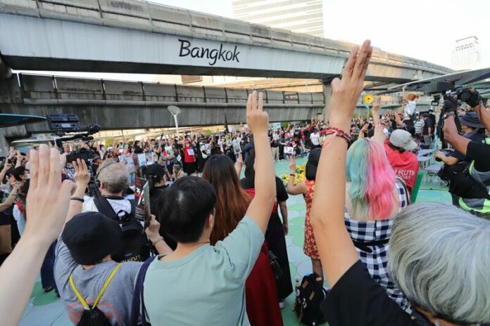 ยืนหยุดขัง 112 ชั่วโมง มวลชนพรึบ สกายวอล์ก ชู 3 นิ้ว-ป้ายหนุน ‘ตะวัน-แบม’ 