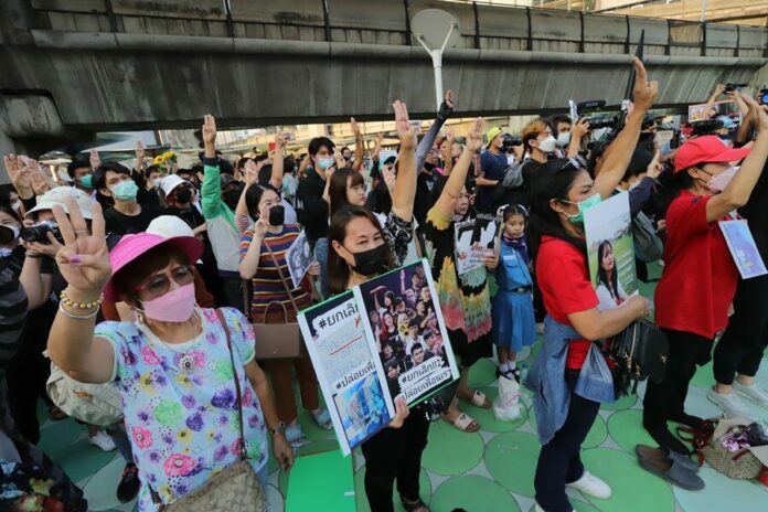 ยืนหยุดขัง 112 ชั่วโมง มวลชนพรึบ สกายวอล์ก ชู 3 นิ้ว-ป้ายหนุน ‘ตะวัน-แบม’ 