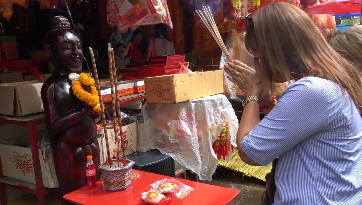 เฮงรับตรุษจีน 'ไอ้ไข่ สมปรารถนา' ให้โชค ถูกลอตเตอรี่สองงวดติด ชาวบ้านรู้แห่ไหว้