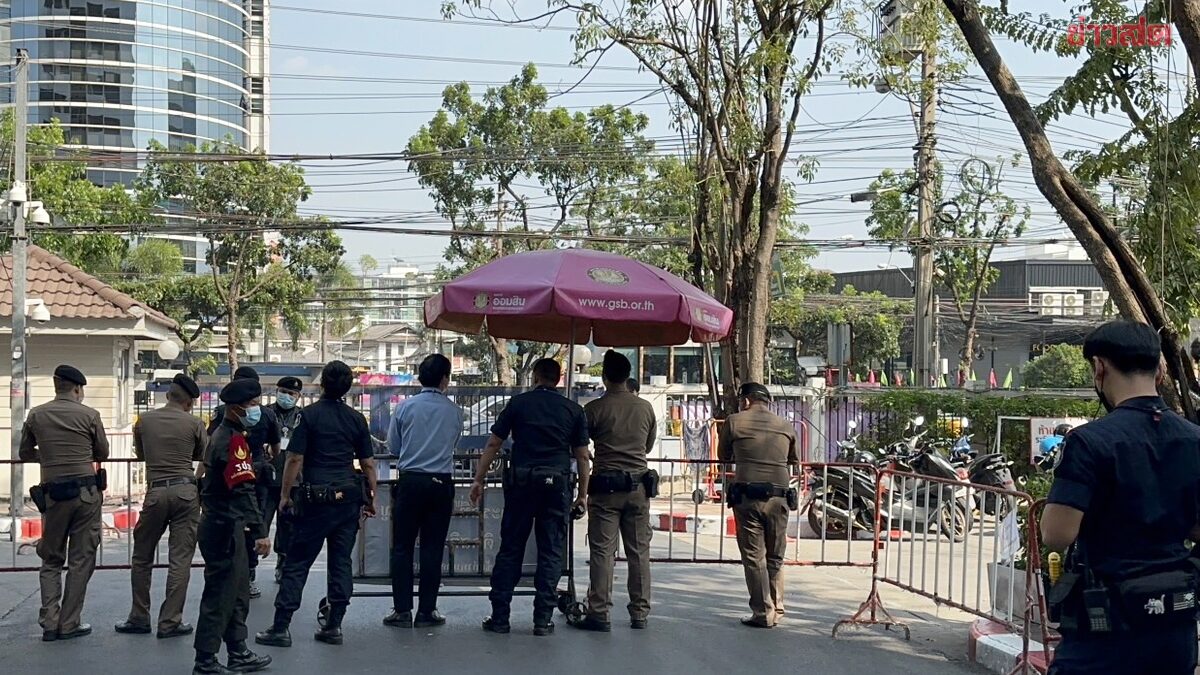 ‘ปล่อยเพื่อนเรา’ดังสนั่นหน้าศาลอาญา คาร์ม็อบ ยื่น3ข้อเรียกร้อง จนท.วางกำลังเข้ม