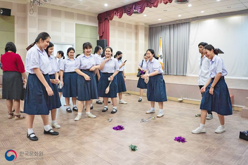 เรียนรู้วัฒนธรรมรับไหว้เซแบ ชมการละเล่นพื้นบ้าน-ชิมซุปต็อก