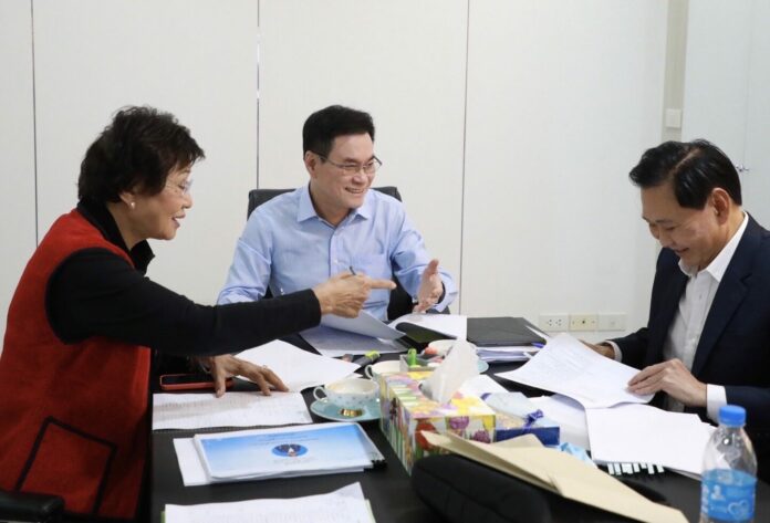 นายจุรินทร์ ลักษณวิศิษฏ์ รองนายกรัฐมนตรี และรมว.พาณิชย์ ในฐานะหัวหน้าพรรค คุณหญิงกัลยา โสภณพนิช รมช.ศึกษาธิการ ในฐานะรองหัวหน้าพรรค นายไชยยศ จิรเมธากร รองหัวหน้าพรรค ดูแลภาคอีสาน