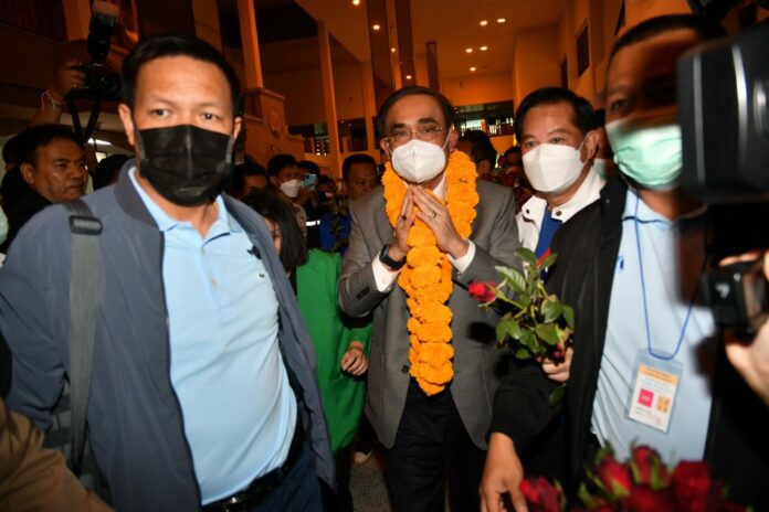 พล.อ.ประยุทธ์ จันทร์โอชา นายกรัฐมนตรี และรมว.กลาโหม ในฐานะสมาชิกพรรครวมไทยสร้างชาติ (รทสช.)