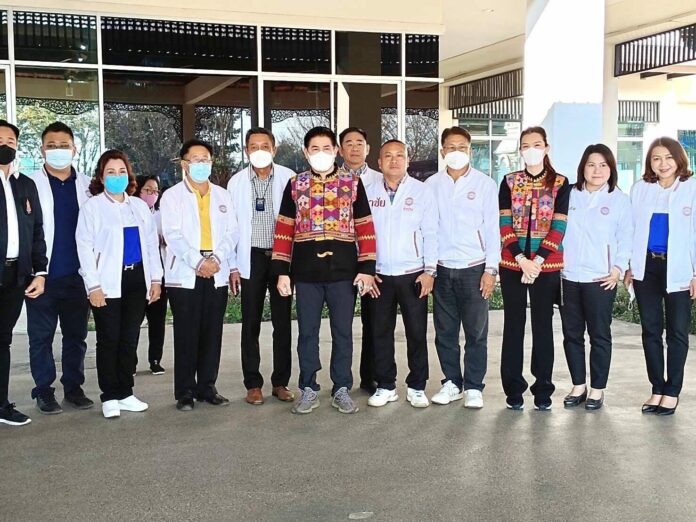 ร.อ.ธรรมนัส พรหมเผ่า ส.ส.พะเยา พรรคเศรษฐกิจไทย (ศท.) พร้อมด้วย น.ส.ธนพร ศรีวิลาศ ภริยา และว่าที่ผู้สมัคร ส.ส.พลังประชารัฐ จ.ลำปาง