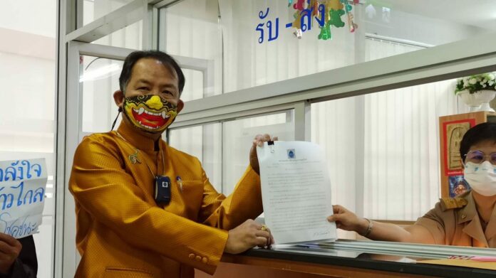 นายศรีสุวรรณ จรรยา ยื่นคำร้องต่อกกต. เพื่อขอให้ตรวจสอบกรณีพรรคก้าวไกลทำปฏิทิน 2566