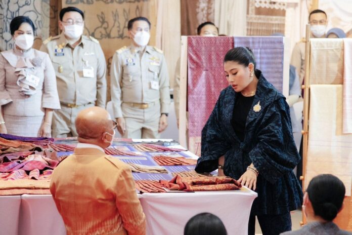 เจ้าฟ้าสิริวัณณวรี พระราชทานผ้าลายพระราชทาน 'ผ้าลายดอกรักราชกัญญา'