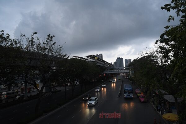 สภาพอากาศวันนี้ ฝนตก ถล่มกรุงเทพฯ การจราจรติดหนึบแต่เช้า หลัง กรมอุตุฯ ประกาศเตือน ฝนฟ้าคะนอง ร้อยละ 60 ของพื้นที่