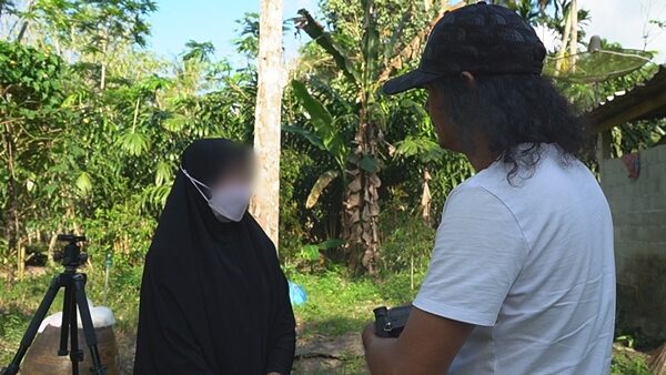แม่ใจสลาย เห็นคลิปลูกสาว โดนสาววัย 13 ปี ต่างโรงเรียนพาพวก บุกตบ โพสต์ลงโซเชียลมีเดียในวันเกิด