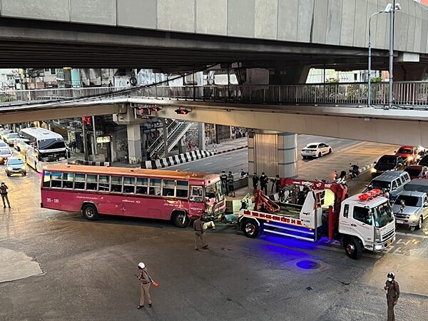 รถเมล์สาย8 พุ่งชนรถบรรทุก 4 ล้อเล็ก กลางแยกรัชดา-ลาดพร้าว บาดเจ็บระนาว 15 ราย เจ้าหน้าที่เร่งให้การช่วยเหลือ