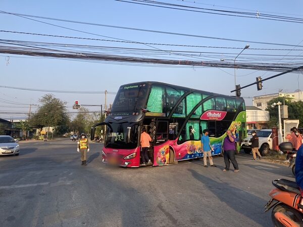 นักเรียนประถม 30 ชีวิต ระทึก กระบะพุ่งชนท้าย รถบัสทัศนศึกษา กลางสี่แยกไฟแดงไทรงาม จ.นครราชสีมา