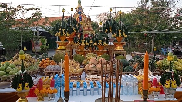 ประชาชนกว่า 300 คน แห่ร่วมพิธีบวงสรวง ท้าวเวสสุวรรณ วัดดังนครราชสีมา ส่องเลขหางประทัด 5,000 นัด