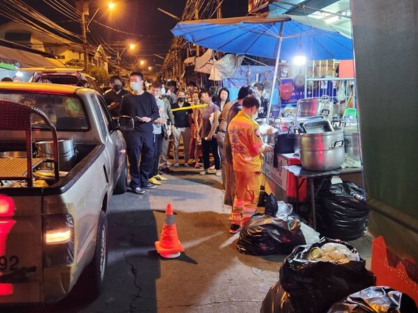 เพื่อนบ้าน หัวร้อน ฉุนจอดรถขวางถนน ถือขวานบุกบ้าน เจอยิงสวนเสียชีวิตคาที่ ภายในหมู่บ้านแห่งหนึ่ง จ.นนทบุรี