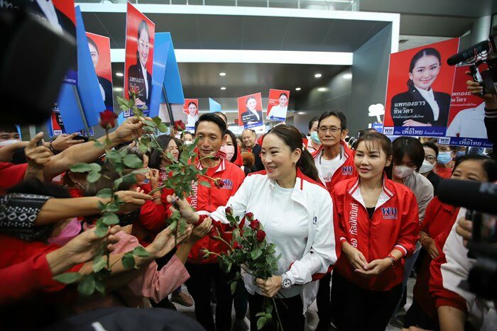 ชาวอุบลฯแห่รับ