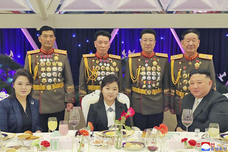 “คิม จองอึน-ลูกสาวสุดรัก” ควงคู่จัดเต็มอวดโฉมขีปนาวุธ