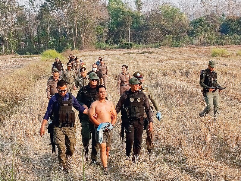 สดจากสนามข่าว - ย้อนนาทีล่าจับอดีตตร. ยิงดต.ดับขณะไล่จับกุม หนีซุกป่า-ปิดล้อม 9 ชม.