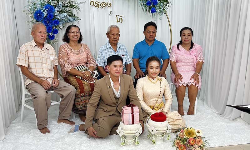 เห็นแล้วยิ้มทุกคน ป้ายงานแต่ง ยังกับป้ายหาเสียง มีพร้อมชื่อพรรค-นโยบาย เห็นแล้วยิ้มทุกคน ป้ายงานแต่ง ยังกับป้ายหาเสียง มีพร้อมชื่อพรรค-นโยบาย