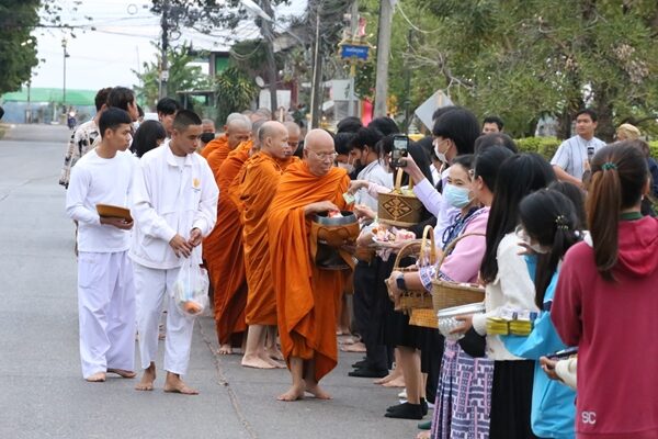 หมอปลา ยอมขอขมา พระเทพวรมุนี เจ้าอาวาสวัดพระธาตุพนม ต่อหน้าสื่อ 46 สำนัก