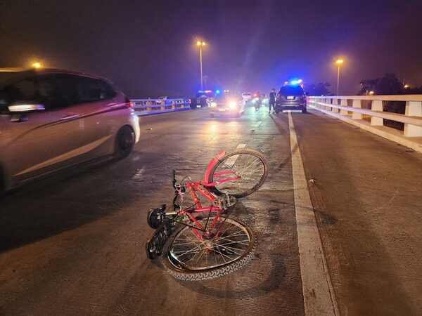 รถเก๋ง พุ่งชนจักรยาน ร่างคนปั่นกระเด็นตกสะพานต่างระดับอยุธยา คู่กรณีหันมาโบกมือบ๊ายบาย ก่อนขับรถหลบหนี