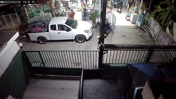 ผวา เพื่อนบ้าน โรยสกรู-สีเขียนกล้วยตัวโตพื้นหน้าบ้าน แฉวีรกรรมสุดแสบ เผยวงจรปิดเห็นชัด ๆ เปิดปมไม่พอใจ