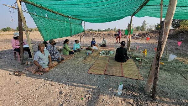 ร่างทรงประทับ ทำพิธีไหว้ โครงกระดูกมนุษย์ หลังขุดพบซ่อนตัวใต้ที่นาเป็นพันปี ในจ.ขอนแก่น เผย เลขเด็ด