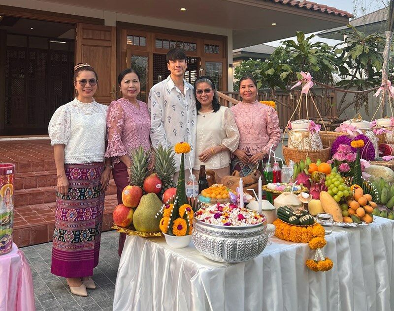 ณเดชน์ ถือฤกษ์ดีทำบุญขึ้นบ้านใหม่ แม่แก้ว ปลื้มจัดเต็มทุกขั้นตอน- ข่าวสด ณเดชน์ ถือฤกษ์ดีทำบุญขึ้นบ้านใหม่ แม่แก้ว ปลื้มจัดเต็มทุกขั้นตอน- ข่าวสด