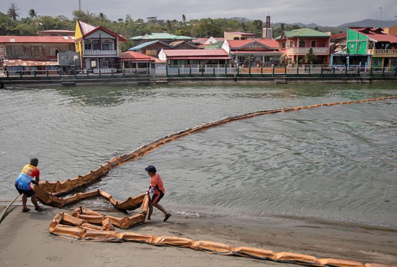 Philippines "Oil Spill" from a tanker of 8 hundred thousand liters