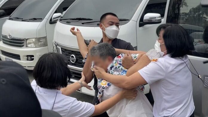 จับยายโวย