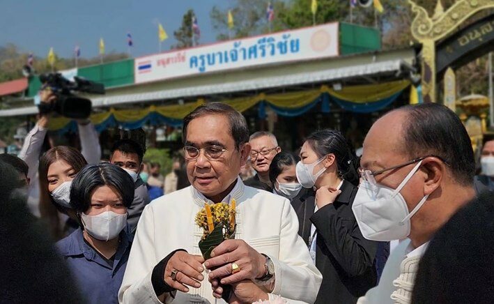 บิ๊กตู่ รับ สรวยดอกไม้แห้ง จากหญิงสูงวัย