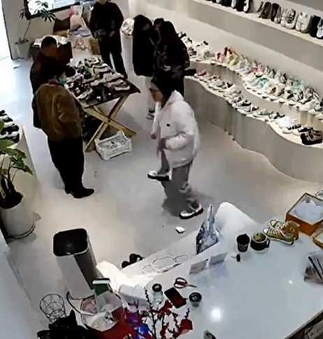 สาวจีนโวยวาย พ่อแม่ไม่ให้ซื้อรองเท้า