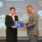 ปลัดกระทรวงวัฒนธรรมรับมอบประกาศเกียรติคุณ พร้อมเข็มผู้ทรงคุณวุฒิ ในโครงการพัฒนาหลักสูตร Moral Community Towards Sustainable Development Forum 