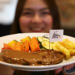 ‘ซานตา เฟ่’ เสิร์ฟความอร่อยฉลอง 20 ปี รังสรรค์เมนูพิเศษ ‘สเต๊กกับช็อกโกแลต’ ความแตกต่างที่ลงตัว